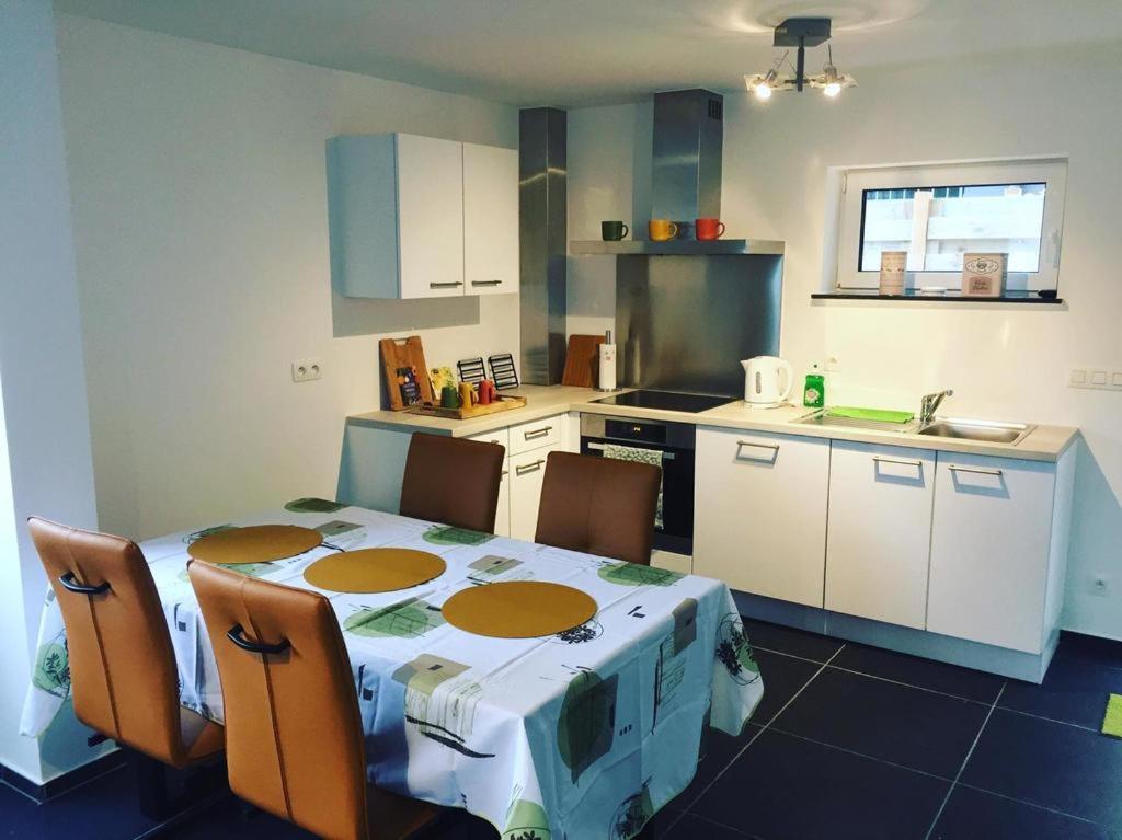 Appartement Duplex Pour 3-4 Personnes A Ciney Exterior foto